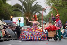 Milhares de pessoas assistem ao cortejo da Festa da Flor na Madeira apesar da chuva
