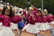 Milhares de pessoas assistem ao cortejo da Festa da Flor na Madeira apesar da chuva