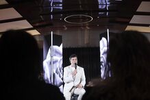 Tony Carreira cantou no seu estúdio