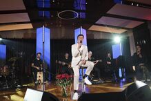 Tony Carreira cantou no seu estúdio
