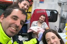 Casal e bebé com os operacionais que ajudaram no parto 