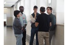 Grupo de pessoas em conversa num corredor