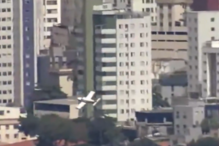 Avião cai e bate contra prédio em Belo Horizonte no Brasil. Há dois mortos