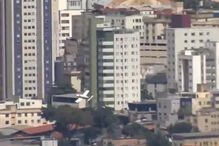 Avião cai e bate contra prédio em Belo Horizonte no Brasil. Há dois mortos