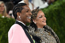 Rihanna e A$AP Rocky sorriem juntos num evento de moda