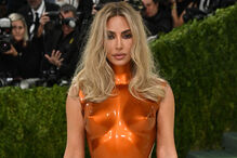 Kim Kardashian posa com um vestido brilhante num evento