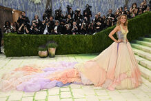 Blake Lively marca presença no Met Gala, evento anual no Metropolitan Museum of Art