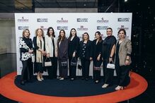 Grupo de mulheres reunidas num evento no Casino Estoril