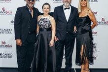 Grupo posa no Casino Estoril junto a logotipos de marcas