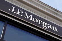 Letreiro da J.P. Morgan visível numa fachada de edifício
