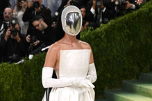 Katy Perry usa vestido com máscara para esconder-se das acusações