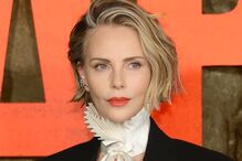 Charlize Theron destaca-se num visual arrojado e elegante