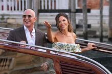 Jeff Bezos e Lauren Sánchez passeiam de barco em Veneza