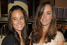 Pippa Middleton segura o livro 