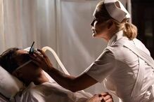 Sandra (Flavia Alessandra) disfarça-se de enfermeira para entrar no quarto de Candinho (Sérgio Guizé) em 'Êta Mundo Melhor'