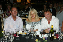 Bonnie Tyler com o marido Robert e Liberto Mealha em Albufeira