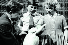 David Attenborough com príncipe Carlos e princesa Anne com uma cacatua