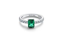 Anel Pandora com pedra verde esmeralda, coleção Primavera 2026