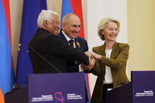 António Costa com o primeiro-ministro da Arménia Nikol Pashinyan e a presidente da Comissão Europeia Ursula von der Leyen