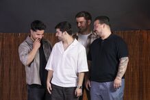 Banda Os Vizinhos lança disco e atua nos Coliseus de Lisboa e Porto.
