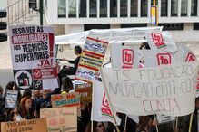 Trabalhadores protestam durante a greve nacional e concentração de técnicos superiores e técnicos especializados da escola pública