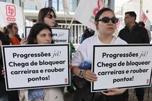 Trabalhadores protestam durante a greve nacional e concentração de técnicos superiores e técnicos especializados da escola pública