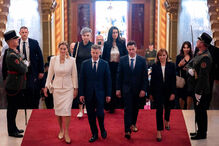 Péter Magyar com a família na cerimónia de tomada de posse como primeiro-ministro