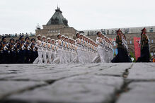 Militares norte-coreanos marcham durante desfile militar em Moscovo, para assinalar o Dia da Vitória