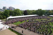 Kate e William recebem convidados nos jardins de Buckingham