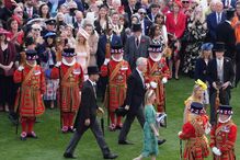 Kate e William na receção nos jardins de Buckingham com convidados