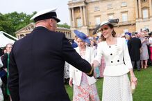 Kate e William recebem convidados num jardim em Buckingham
