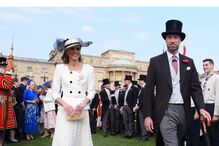 Kate e William lideram receção nos jardins de Buckingham