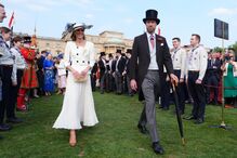 Kate e William lideram receção nos jardins de Buckingham