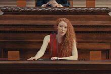 Atriz ruiva discursa em filme sobre identidade artística e Salvador Sobral.
