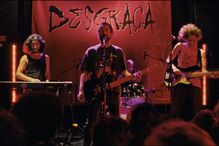 Banda Desgraça atua ao vivo, com Salvador Sobral no elenco do filme.
