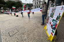 Manifestantes pedem ainda a expulsão do embaixador do Irão em Portugal e o reconhecimento do príncipe Reza Pahlavi como líder do período de transição.
