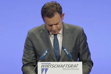 O momento em que Luís Montenegro se engana e diz 'führer' em vez de 'futuro' durante discurso na Alemanha