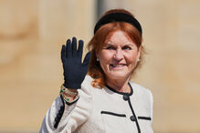 Sarah Ferguson sorri e acena num evento