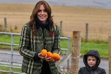 Kate Middleton surge com crianças num campo, após revelar preocupação com a saúde.
