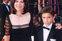 Filho de Sally Field revela impacto da mãe na sua orientação, durante rodagem de 'Flores de Aço'.
