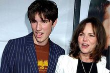 Sally Field e o filho, Sam, num evento