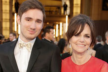 O filho de Sally Field revela que a sua orientação sexual tem origem nas filmagens de 