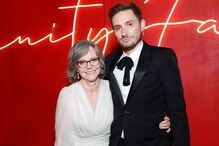 Sally Field e o filho, Sam Greisman, num evento da Vanity Fair