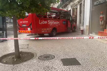 Três feridos em despiste de autocarro de turismo seguido de colisão contra loja em Lisboa