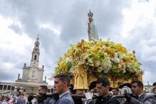 Um peregrino transporta uma imagem de Nossa Senhora de Fátima durante a Procissão de Despedida, no âmbito das cerimónias religiosas da peregrinação ao Santuário de Fátima, em Oureme, Portugal, a 13 de maio de 2026.