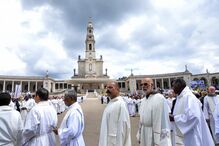 Sacerdotes durante a Procissão de Despedida nas cerimónias religiosas da peregrinação no Santuário de Fátima, em Oureme, Portugal, 13 de maio de 2026