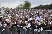 Peregrinos durante a Procissão de Despedida nas cerimónias religiosas da peregrinação no Santuário de Fátima, em Oureme, Portugal, a 13 de maio de 2026.