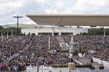 Os peregrinos contemplam a imagem de Nossa Senhora de Fátima durante a Procissão de Despedida, no âmbito das cerimónias religiosas da peregrinação ao Santuário de Fátima, em Oureme, Portugal, a 13 de maio de 2026.