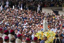Os peregrinos transportam uma imagem de Nossa Senhora de Fátima durante a Procissão de Despedida, no âmbito das cerimónias religiosas da peregrinação ao Santuário de Fátima, em Ourém, Portugal, a 13 de maio de 2026.