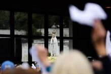 Os peregrinos transportam uma imagem de Nossa Senhora de Fátima durante a Procissão de Despedida, no âmbito das cerimónias religiosas da peregrinação ao Santuário de Fátima, em Ourém, Portugal, a 13 de maio de 2026. 